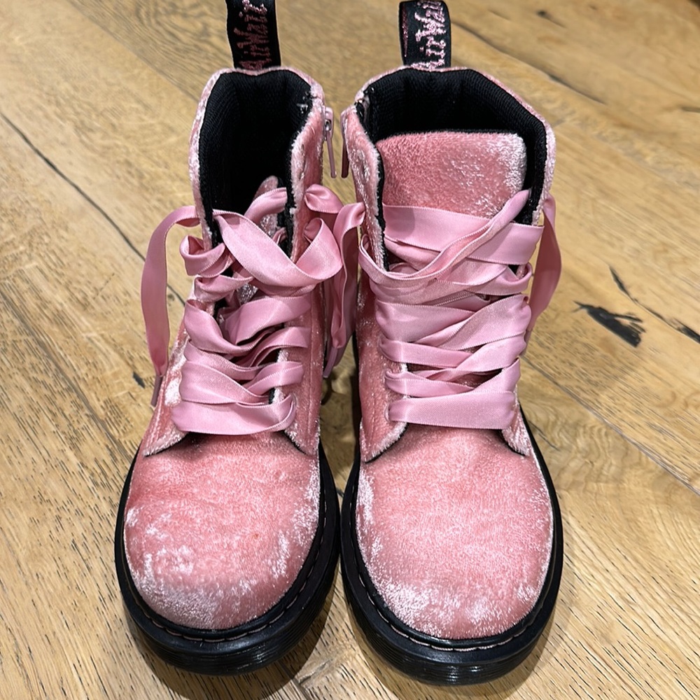 Practically new Dr. Martens. 💗